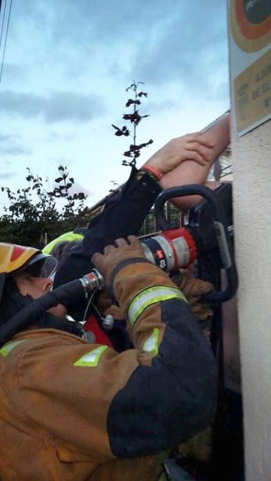 Rescatan en El Campello a un hombre con el brazo incrustado en una valla