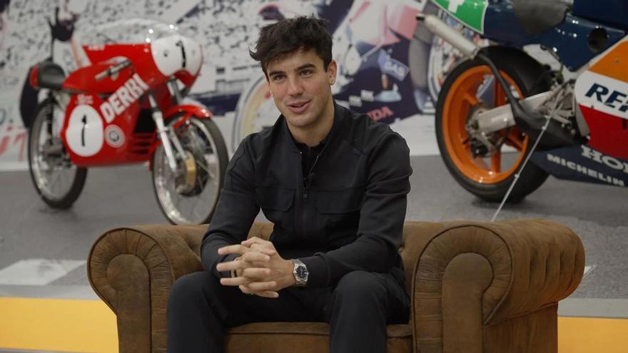 Óscar Casas recibe de Repsol la moto con la que rodó Ídolos
