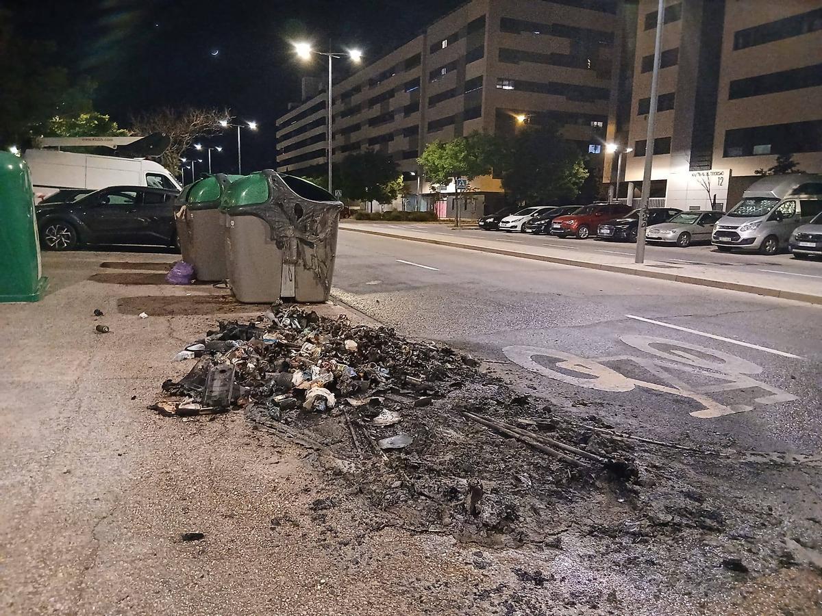 El primer suceso de quema de contenedores ocurrió en la avenida Víctimas del Terrorismo, junto a la Plaza del Viento