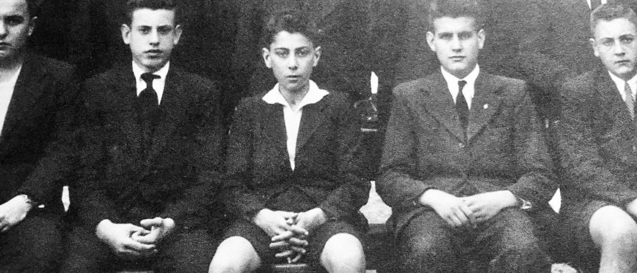 El futuro médico Antonio Rodríguez Arribas, en el centro, con pantalón corto, en una foto de alumnos del Colegio San Estanislao en los años 40.