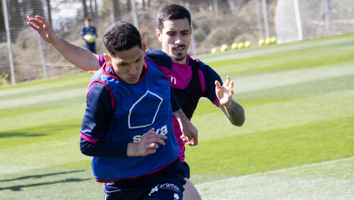Julio Alonso persigue a Dani Luna durante un entrenamiento esta semana.