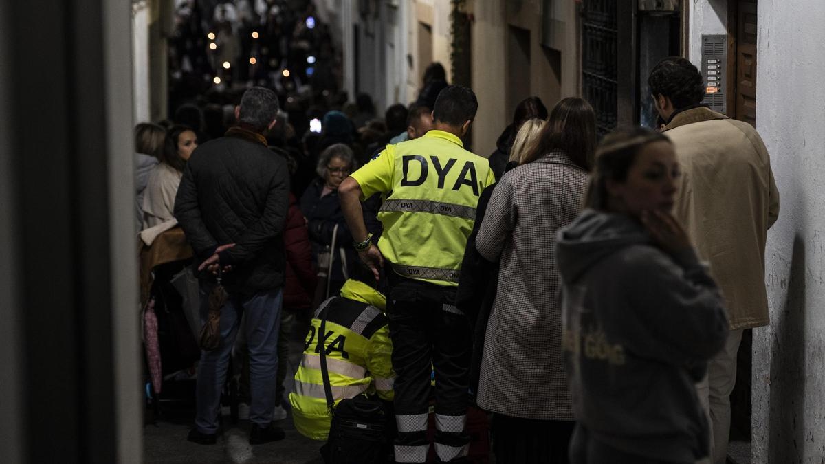 Efectivos de DYA en la procesión de la Salud en Cáceres.