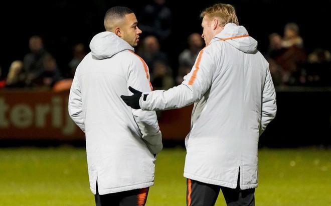 El seleccionador nacional de los Países Bajos, Ronald Koeman conversa con su jugador Memphis Depay durante una sesión de entrenamiento en Zeist,Países Bajos