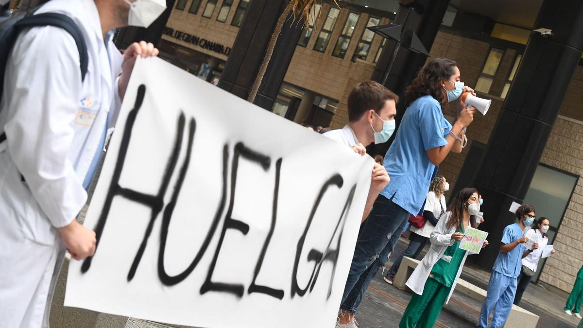 Doctors strike day, last week outside the Doctor Negrín Hospital in Gran Canaria.