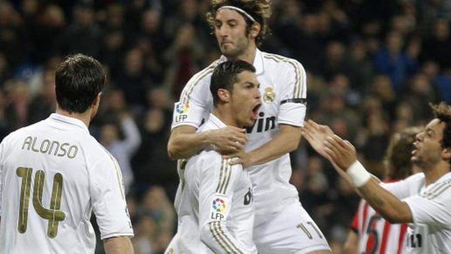 Ronaldo celebra con sus compañeros uno de sus goles al Athletic.