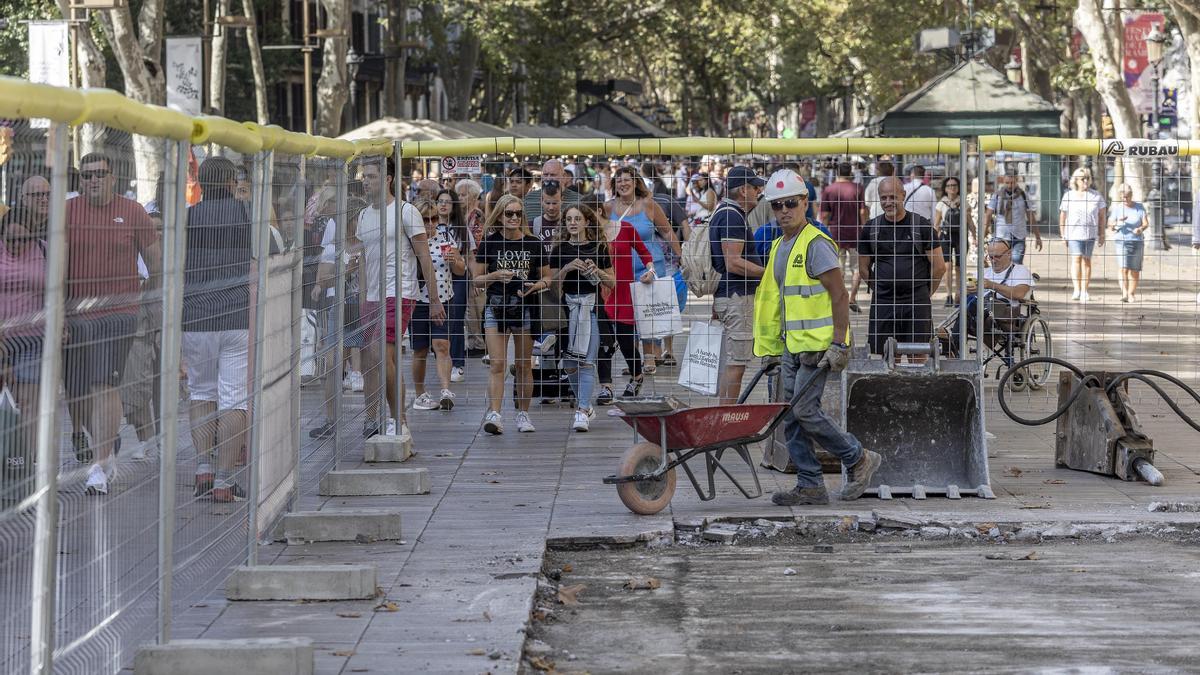 Obras en la Rambla, en Barcelona, cuando empezaron en octubre de 2022.