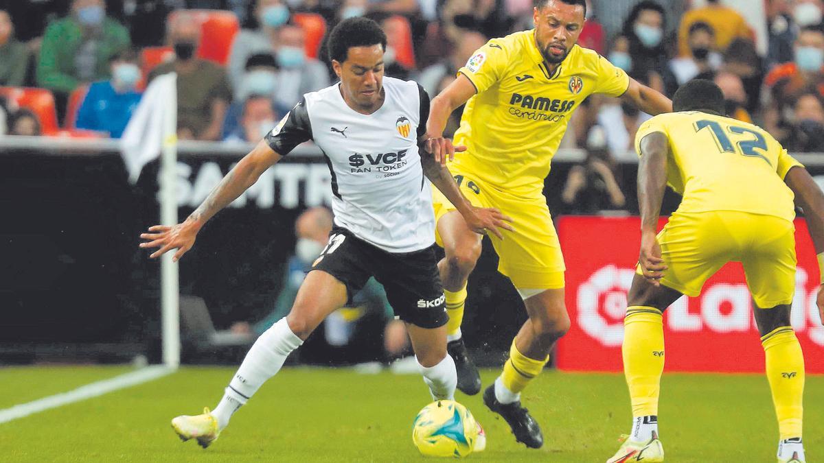 Hélder Costa, junto a Coquelin en el partido ante el Villarreal