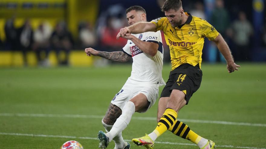 El davanter del Borussia Dortmund, en el moment de xutar per fer l’1 a 0 | MATTHIAS SCHRADER/AP