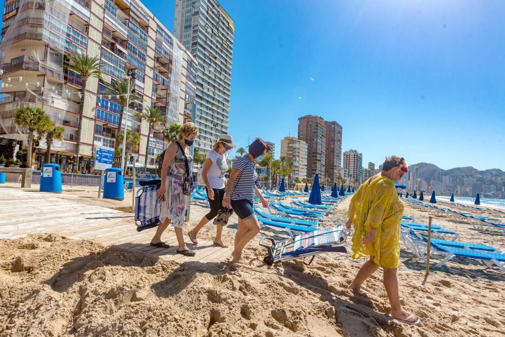 Quejas de usuarios en la apertura de las playas parceladas en Benidorm