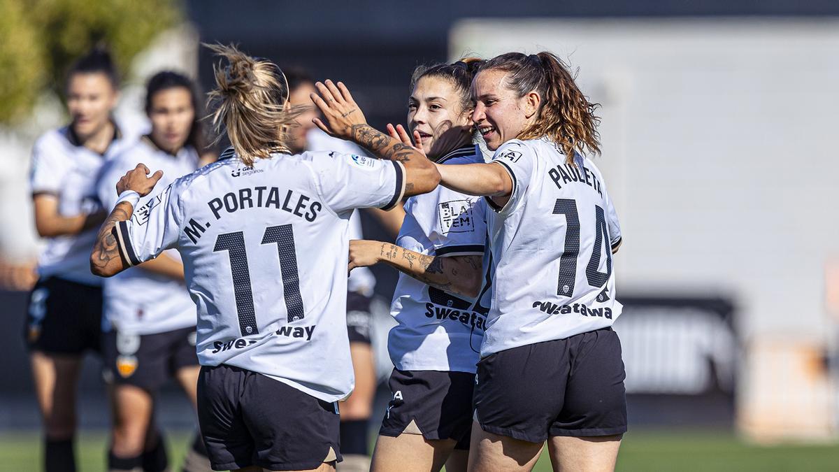 Las chicas del VCF Femenino celebrando un gol