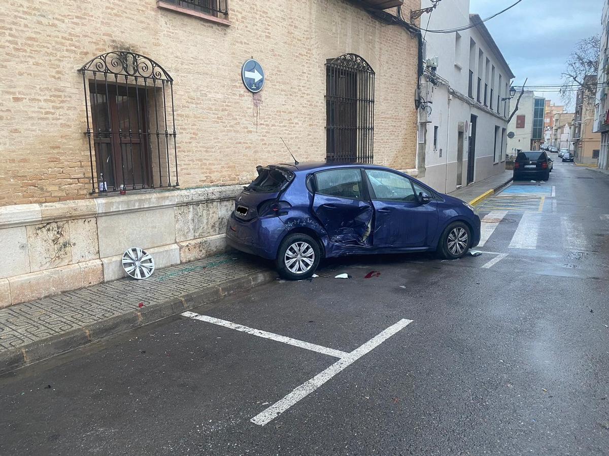 El conductor dio positivo tras colisionar contra un coche aparcado en plena vía pública en Canals.