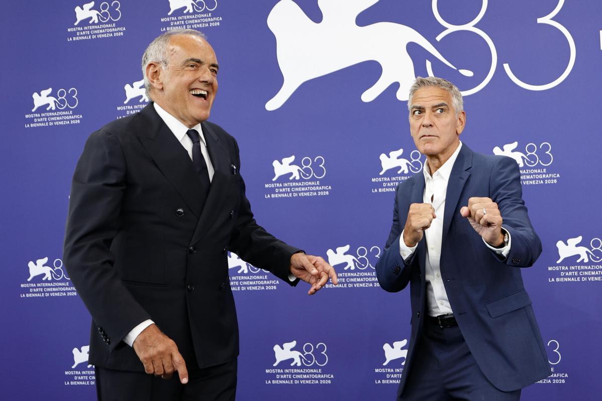 George Clooney y el director de la Mostra de Venecia, Alberto Barbera.