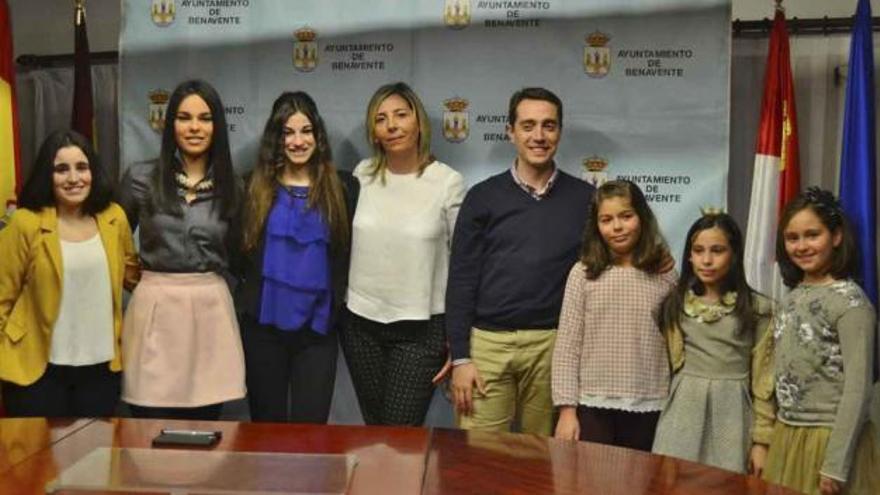 Representantes de la juventud y la infancia junto a la concejala de Fiestas, Patricia Martín, y el alcalde, Luciano Huerga, ambos en el centro.