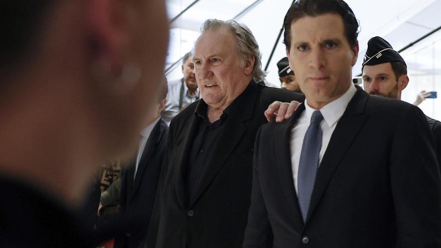 &quot;Un monumento del cine va a ser juzgado&quot;: Gérard Depardieu se enfrenta a la justicia por primera vez por agresión sexual