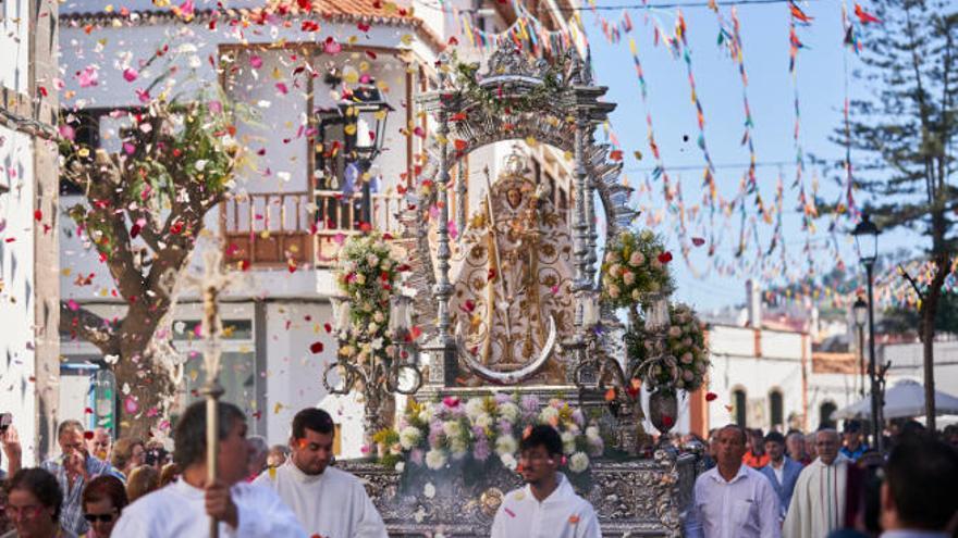 La Virgen de la Candelaria durante su procesión de este domingo por las calles de Moya