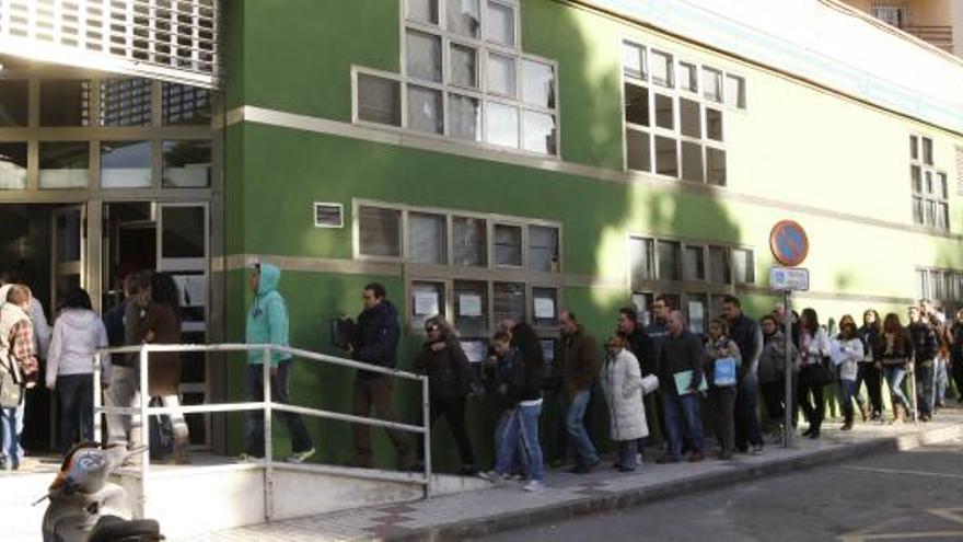 La imagen de interminables colas en las oficinas de empleo son habituales en toda la provincia.