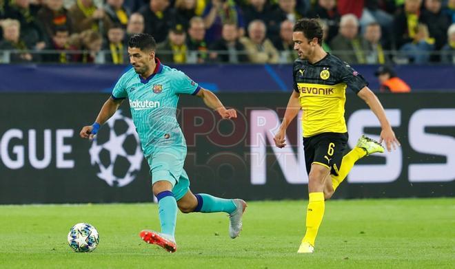 Luis Suárez y Thomas Delaney durante el partido entre el Borussia Dortmund y el FC Barcelona correspondiente de Liga de Campeones y disputado en el Signal Iduna Park en Dortmund.