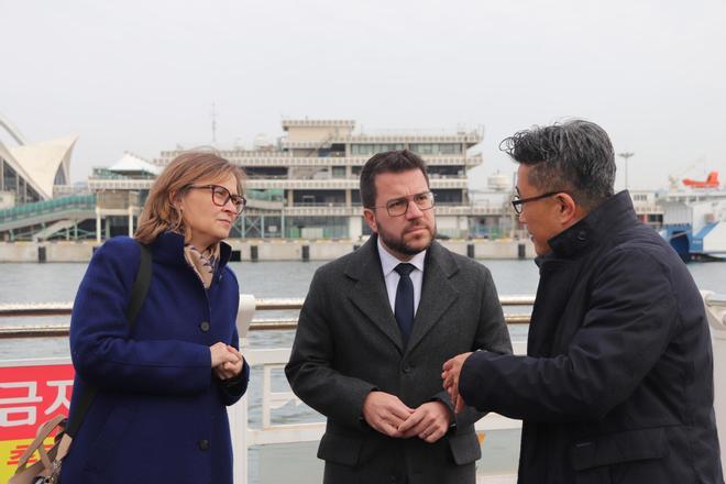 Meritxell Serret y Pere Aragonès atienden las explicaciones de un responsable del puerto de Busan.