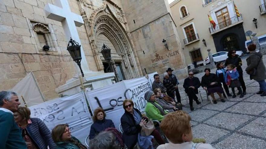 Los hombres y mujeres se concentran junto a la Cruz de los Caídos para evitar que la retiren.