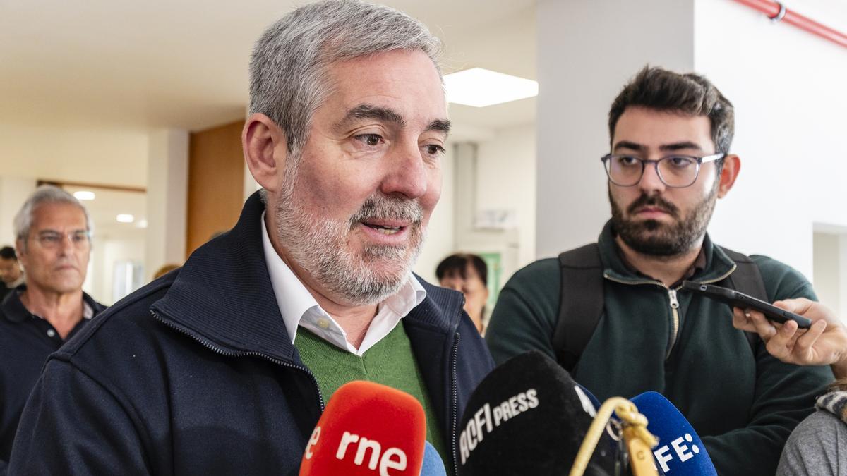 Fernando Clavijo, este viernes, durante la visita a la residencia de mayores de Agaete, en Gran Canaria.