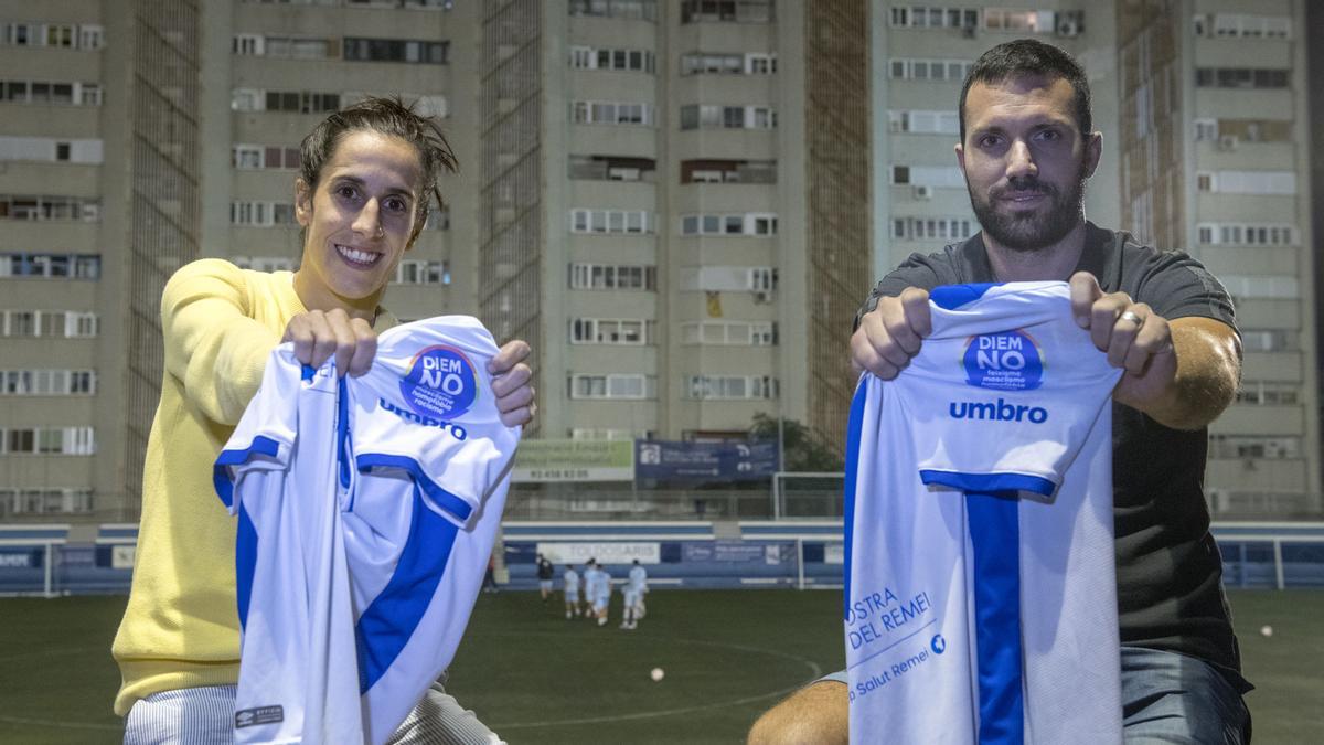Andrea Porta, capitana del equipo femenino del CF Europa, y Ramón Armengol, directivo del área social, fotografiados en la grada del club del barrio de Gràcia.