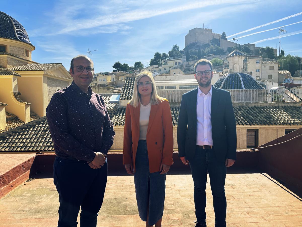 La alcaldesa de Petrer, Irene Navarro, junto el edil de Cultura, Fernando Portillo y al director del Museo Dámaso Navarro, Fernando Tendero.