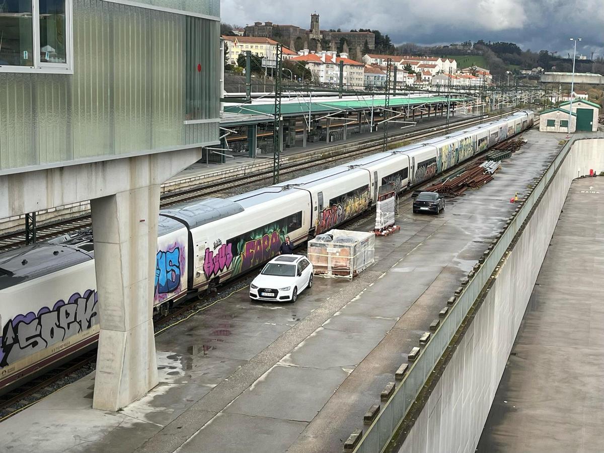 Tren de la serie 107 de Renfe en la estación de Santiago de Compostela completamente vandalizado