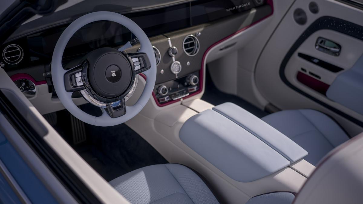 El interior combina tonos claros y materiales nobles, con mandos físicos metálicos y un diseño pensado para disfrutar del silencio característico de su sistema eléctrico El interior combina tonos claros y materiales nobles, con mandos físicos metálicos y un diseño pensado para disfrutar del silencio característico de su sistema eléctrico