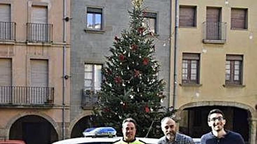 L&#039;alcalde Jordi Badia, al centre, amb vigilants calafins