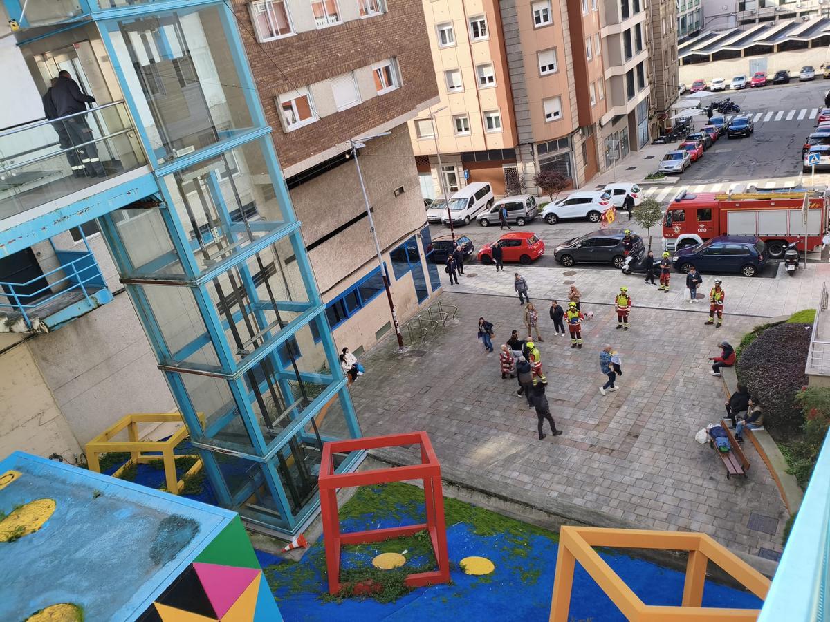Los bomberos rescataron a los atrapados en el ascensor de Marqués de Valterra tras su enésima avería.