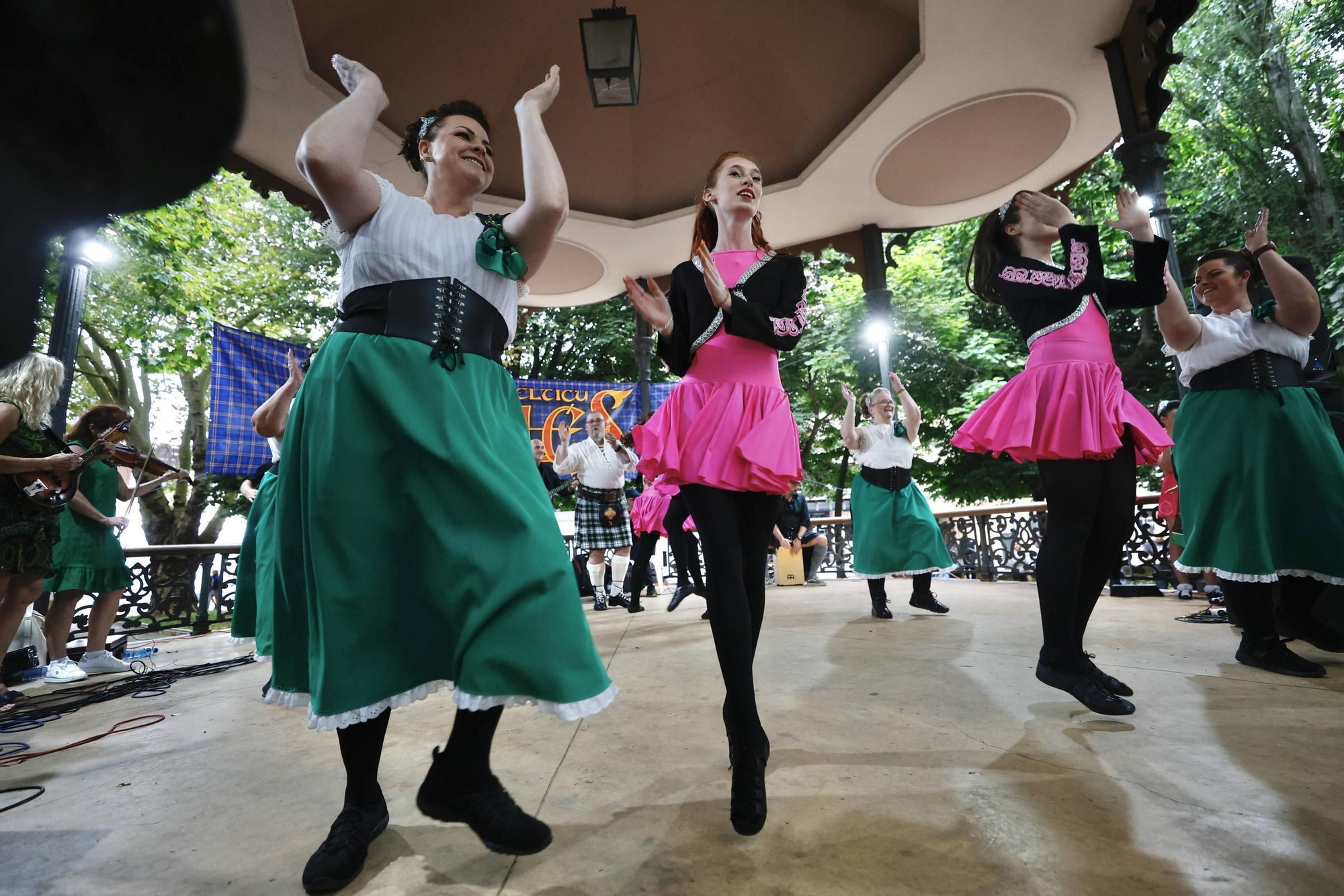 Así fue la colorida actuación del grupo norirlandés "Keltic Flair" en el festival Intercélticu de Avilés