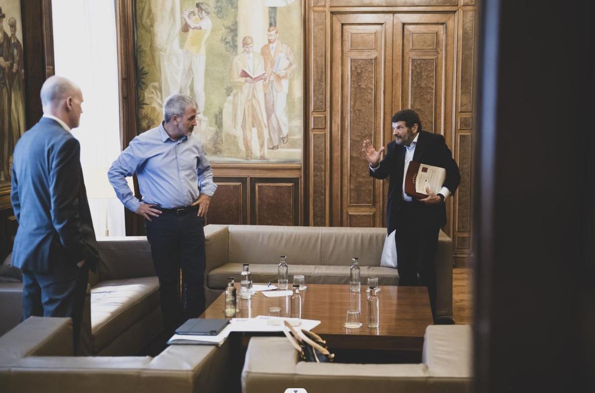 Jaume Collboni en una reunión en el ayuntamiento, junto a Albert Batlle.