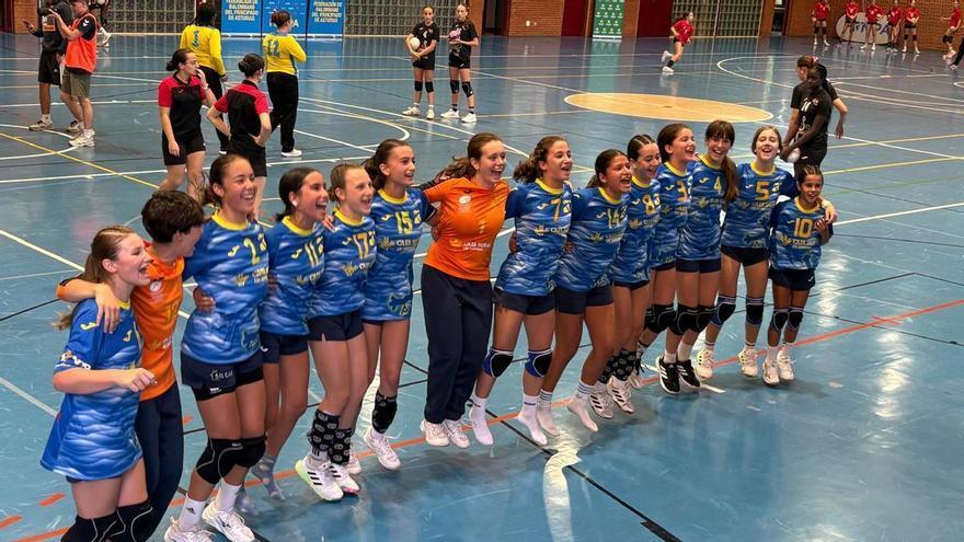 Cangas del Narcea hace del deporte base uno de los motores de su verano: 300 deportistas disputan estos días un torneo de balonmano