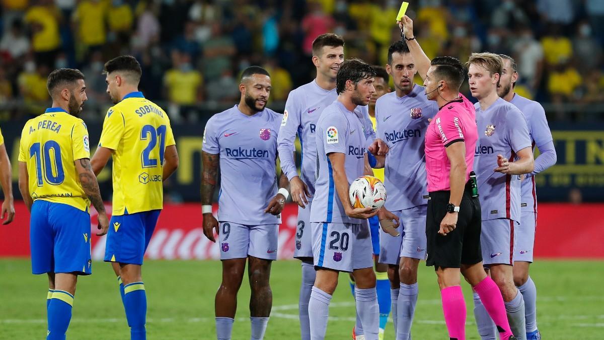 Del Cerro Grande, enseñando la amarilla a Sergi Roberto