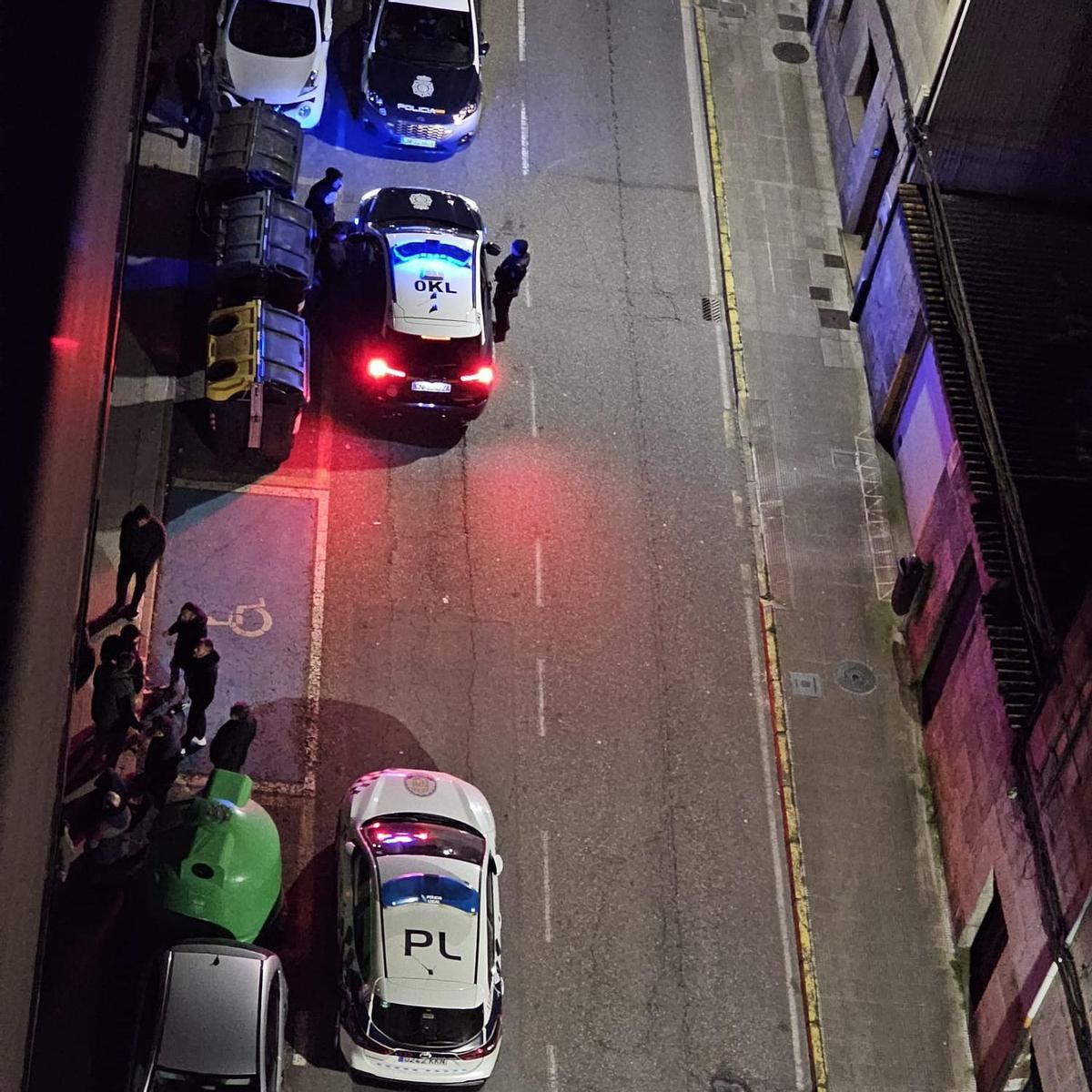 Los maleantes en la calle en presencia de la Policía Nacional y la Policía Local.