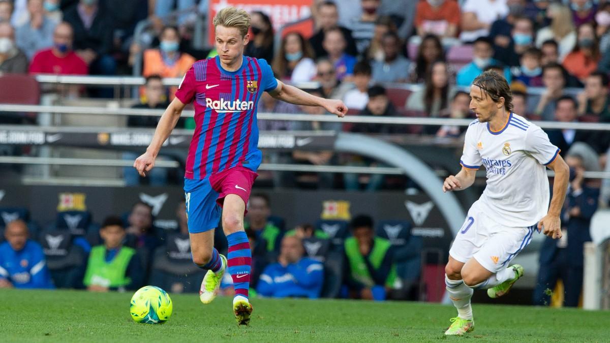 Frenkie de Jong ante Luka Modric en el clásico contra el Real Madrid