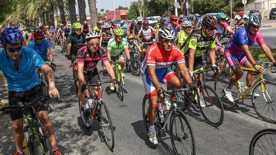 Concentración de ciclistas en Torrevieja exigiendo mayor seguridad en las carreteras