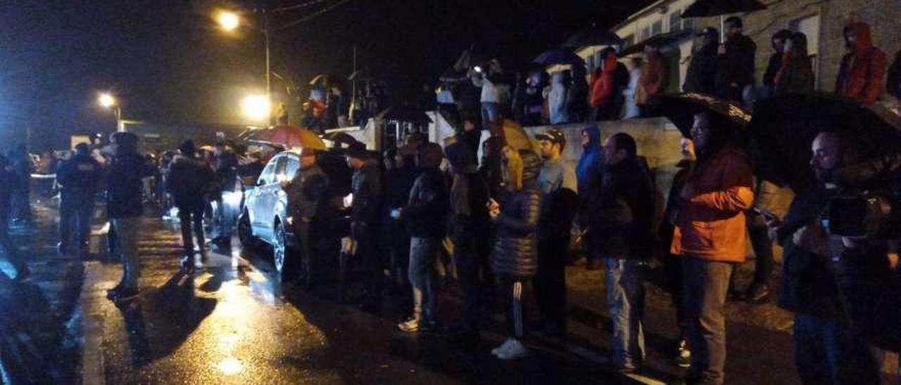 La lluvia no impidió que la gente asistiera masivamente al &quot;espectáculo&quot; del izado. // Santos Álvarez