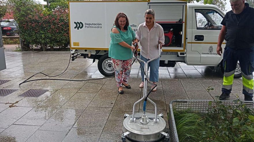 La alcaldesa y la edil de Obras, utilizando una máquina limpiadora del camión de baldeo. |  G. Núñez