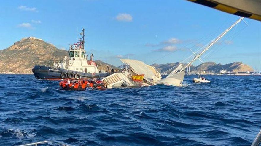 Momento en el que el Catamarán Olé es auxiliado por las embarcaciones de rescate.