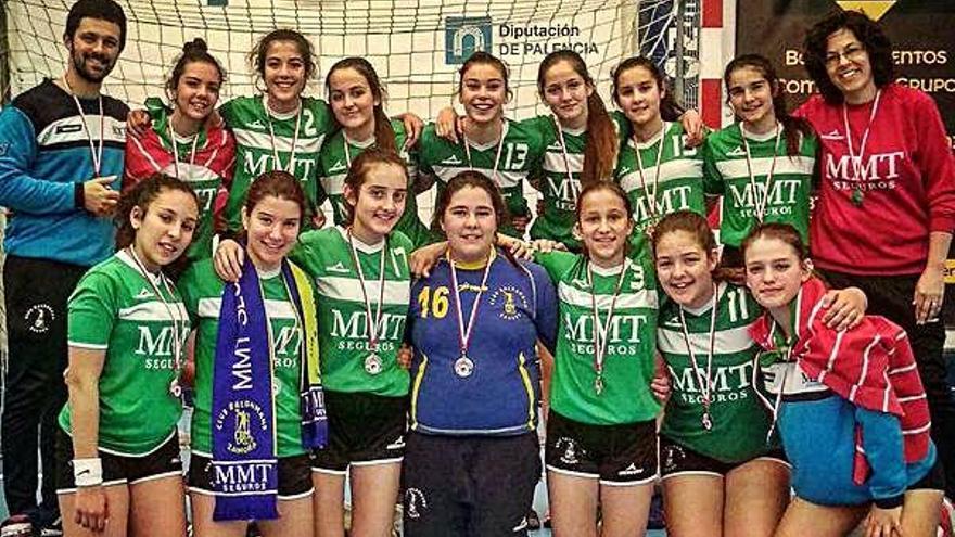 Las infantiles del Balonmano Zamora posan tras proclamarse subcampeonas regionales.