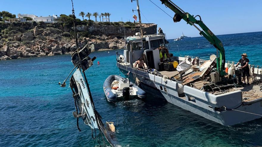 Sant Josep retira los restos de una embarcación varada en Cala Corral