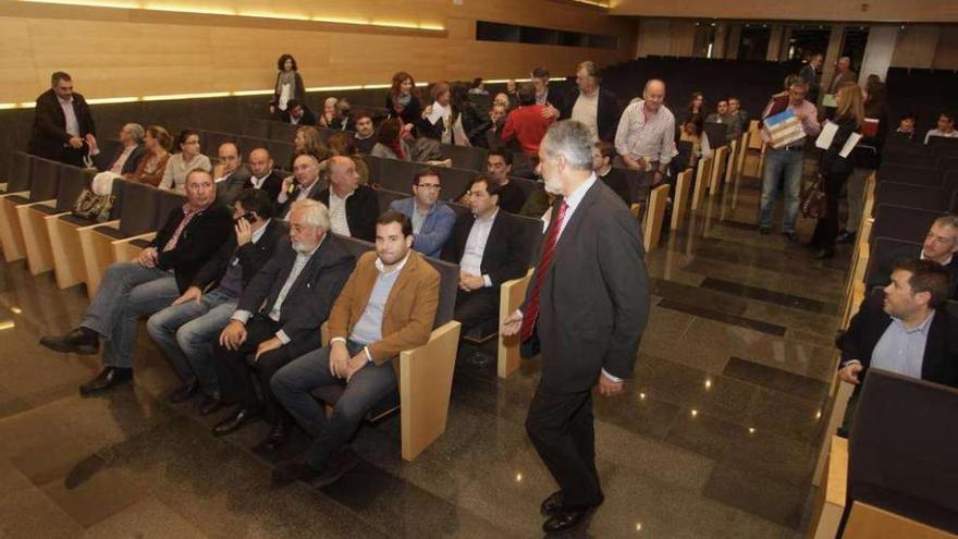 Alcaldes y concejales de Deza y Tabeirós-Montes acudieron al acto de ayer en Pontevedra.