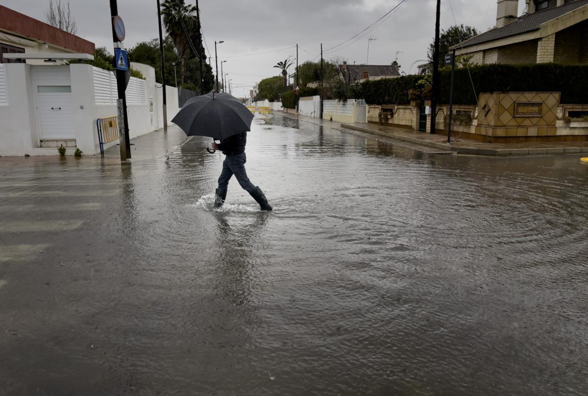 El Temporal estalla contra Cases de Queralt se lleva arena de Malvasur e inunda calles en Almardà El Temporal estalla contra Cases de Queralt se lleva arena de Malvasur e inunda calles en Almardà