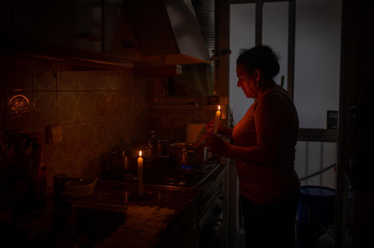 Roxana Hernández cocina a la luz de las velas para no gastar electricidad.