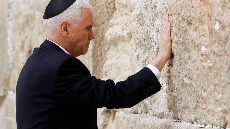 Pence, en el Muro de las Lamentaciones entre protestas de los palestinos