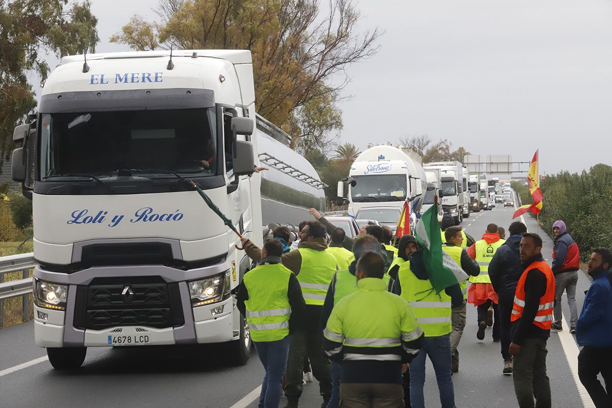 Los agricultores cortan la A-4 en La Carlota