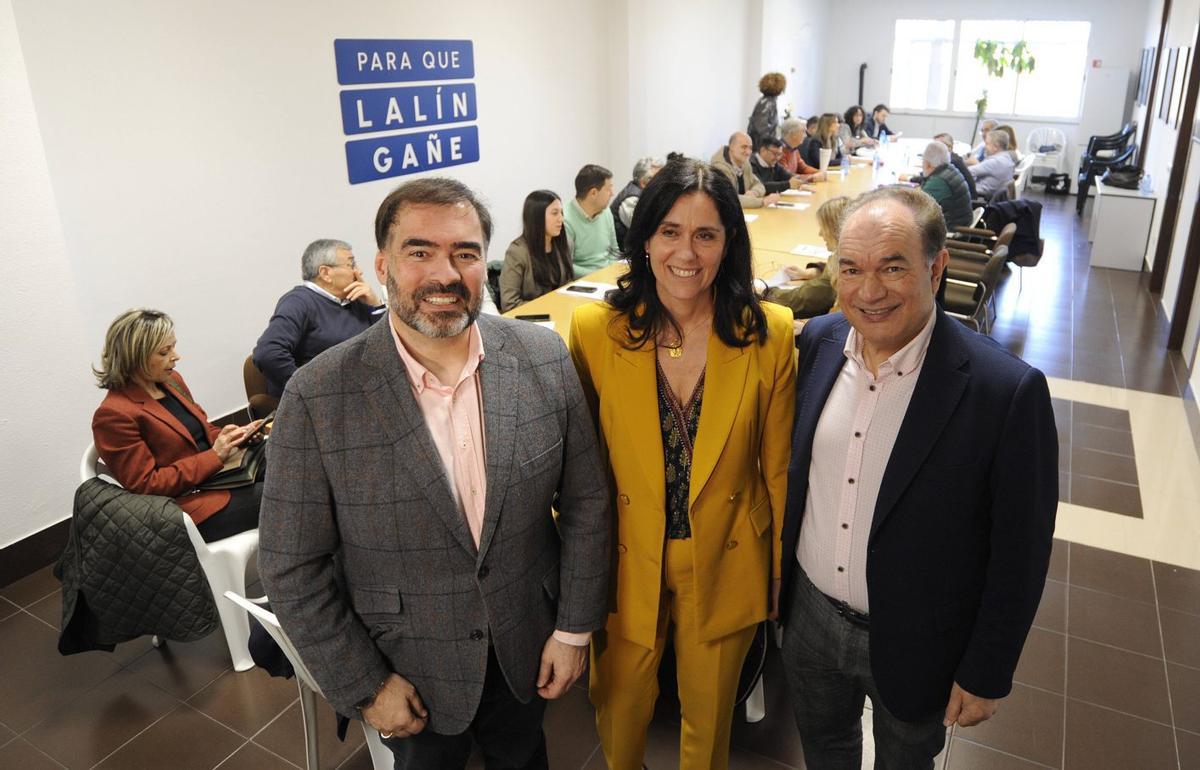 Alberto Pazos, Paula Prado y Crespo, en la reunión del grupo parlamentario popular en Lalín. | BERNABÉ/JAVIER LALÍN