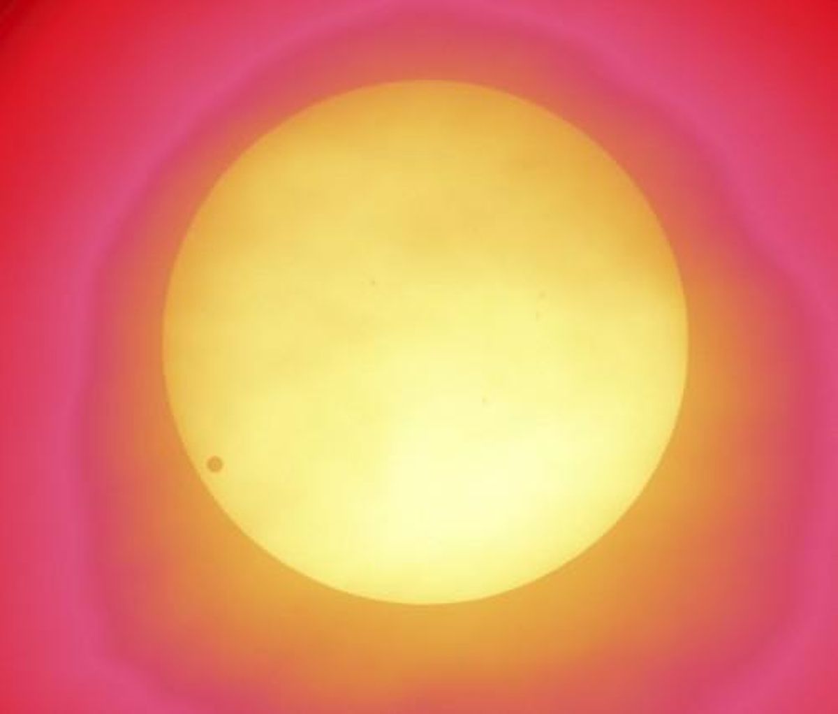 La fase inicial del trànsit de Venus entre el Sol i la Terra, un fenomen que ajudarà els científics a obtenir més dades sobre el trànsit dels planetes i que no es repetirà fins al desembre del 2117. La fase inicial del trànsit de Venus entre el Sol i la Terra, un fenomen que ajudarà els científics a obtenir més dades sobre el trànsit dels planetes i que no es repetirà fins al desembre del 2117.
