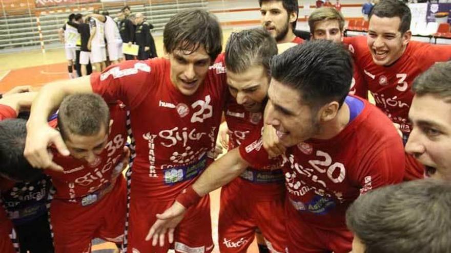 Jugadores del Juanfersa Comunicalia celebran la victoria tras un partido.